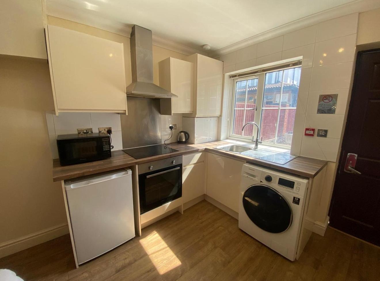 Crompton Guest House Hounslow Eksteriør bilde